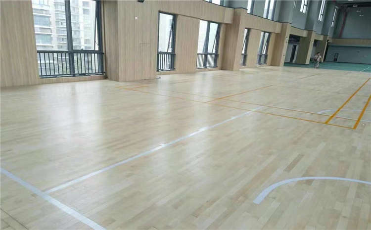 柞木籃球場(chǎng)地木地板價(jià)格是多少錢？